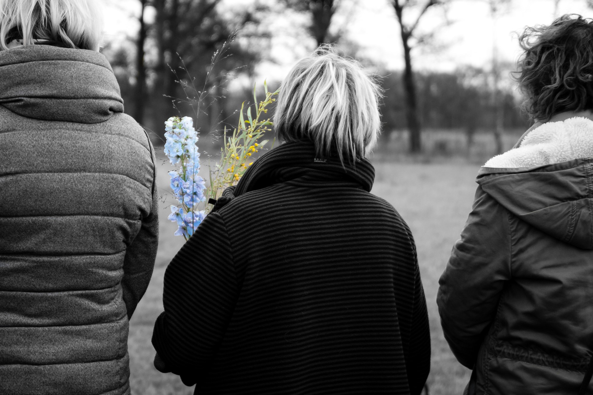Foto-bij-graf-natuurbegraafplaats