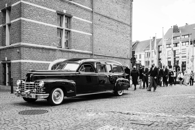 Begrafenisstoet_loopt_achter_rouwauto