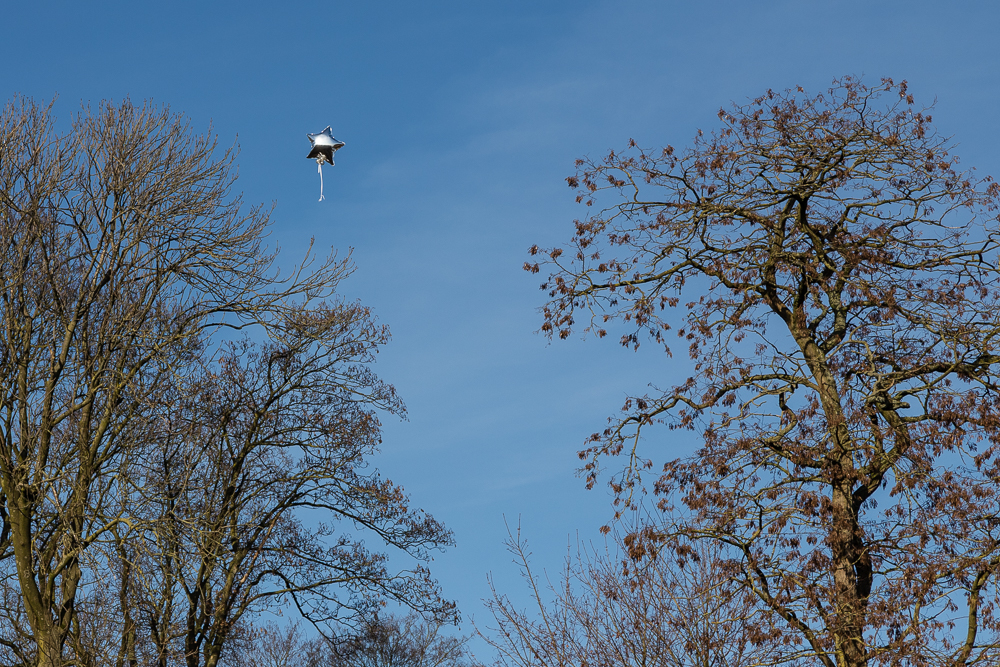 Ilja Verstraten afscheidsfotograaf en uitvaartfotograaf maakte een foto van een ballon in de blauwe lucht op een begrafenis in Zeeland